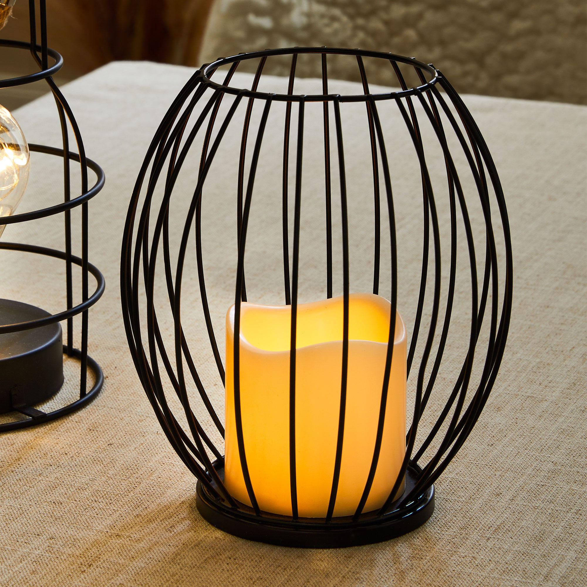 Laterne mit LED-Kerze mit Flacker-Funktion, ca. 16x16x18,5cm