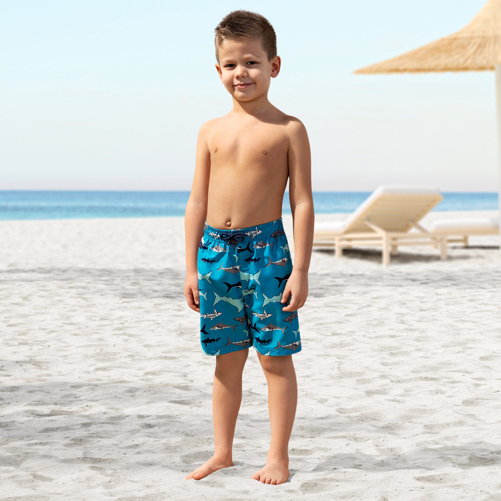 Jungen-Badeshorts mit Hai-Muster