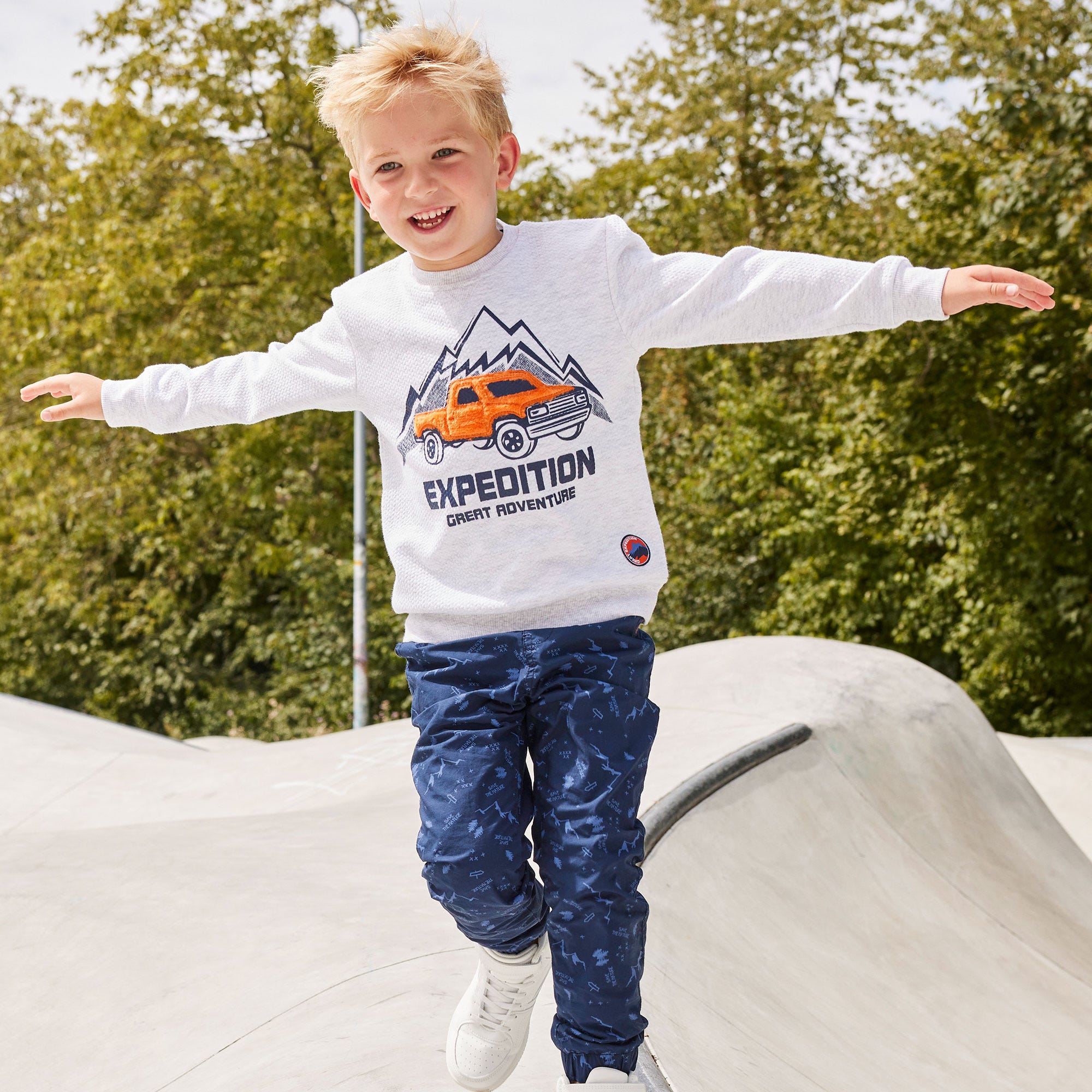 Kinder-Jungen-Sweatshirt mit Auto-Applikation