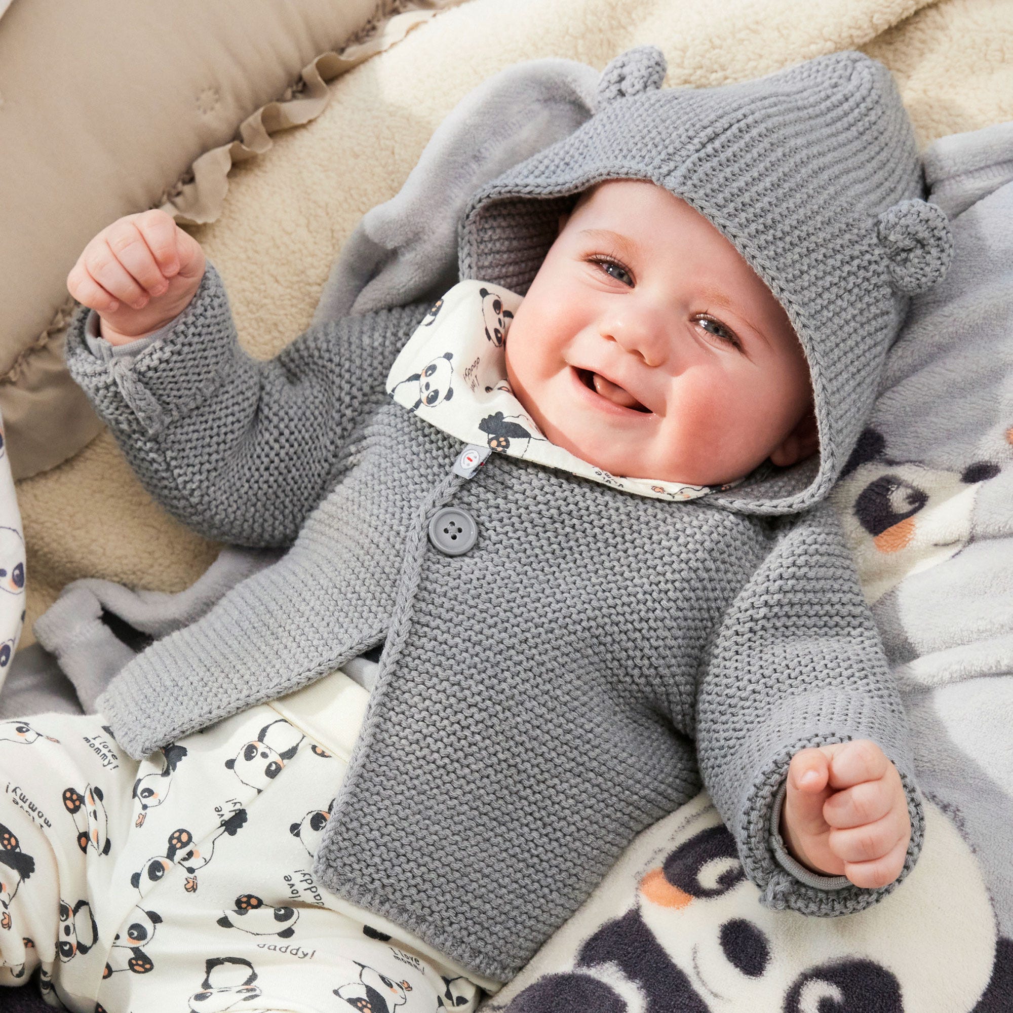 Baby-Strickjacke mit Kapuze und Ohren