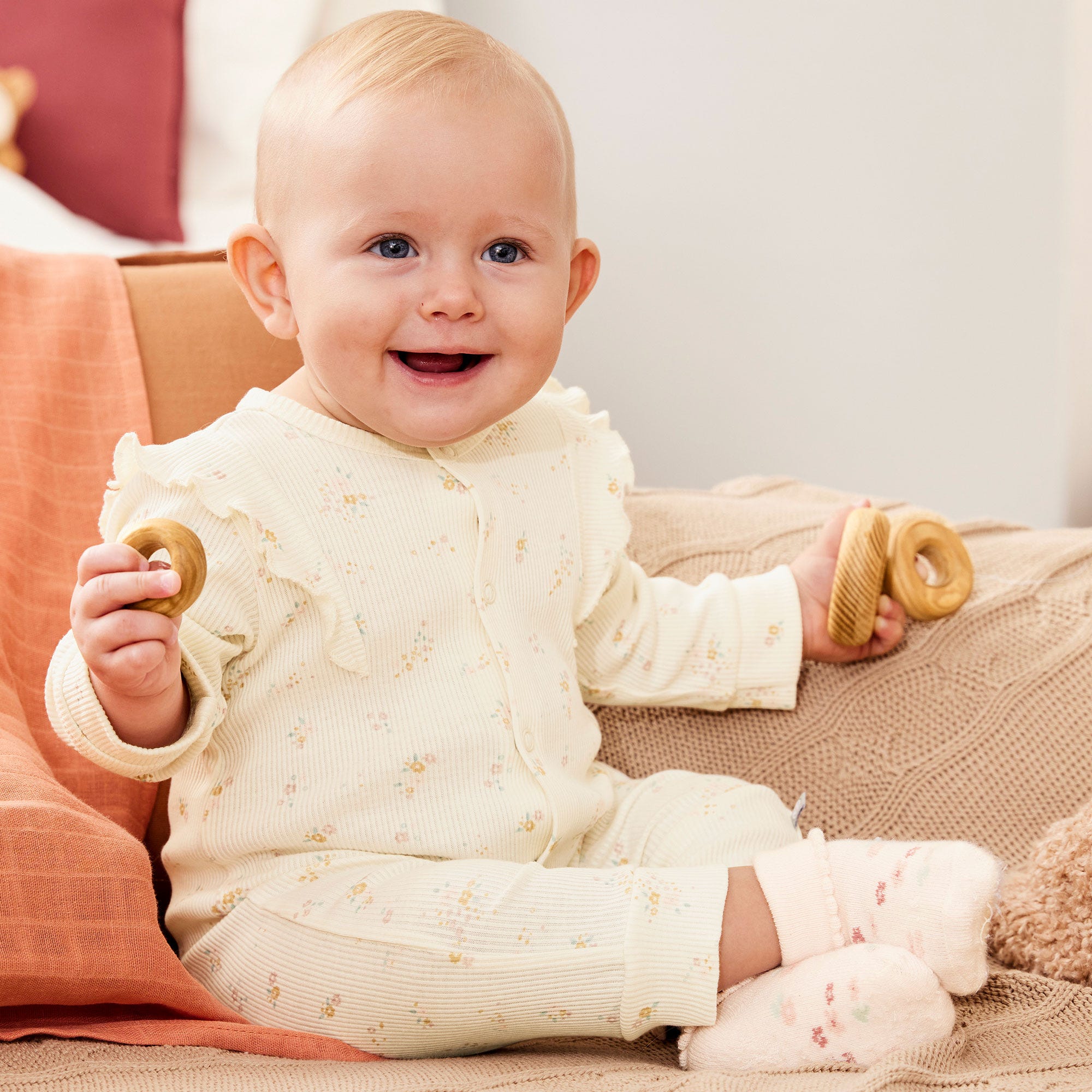 Baby-Mädchen-Strampler mit Blumenmuster